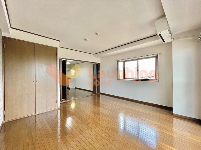 クラウンII津福の内装|明るい色調の室内です