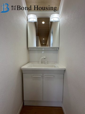 JR魚住駅徒歩12分　太陽光付き　魚住町錦が丘　中古戸建の独立洗面台