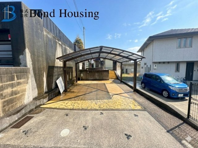 JR魚住駅徒歩12分　太陽光付き　魚住町錦が丘　中古戸建の駐車場