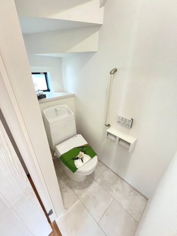【トイレ】 | 福岡市西区拾六町4丁目　B号棟（全2棟）【仲介手数料無料・0円】 | 施工例。1階のトイレです。施工例は完成時と異なる場合があります。