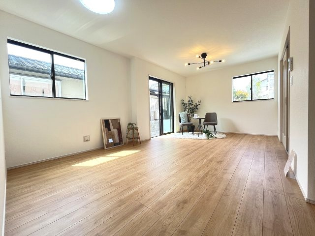 【居間・リビング】 | 福岡市西区拾六町4丁目　B号棟（全2棟）【仲介手数料無料・0円】 | 施工例。施工例は完成時と異なる場合があります。