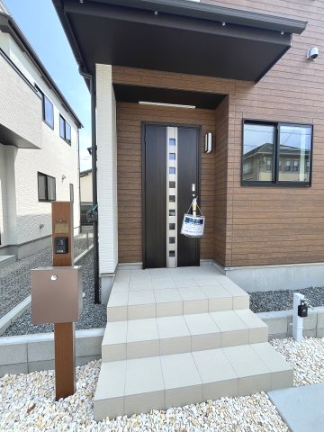 【玄関】 | 福岡市西区拾六町4丁目　B号棟（全2棟）【仲介手数料無料・0円】 | 施工例。施工例は完成時と異なる場合があります。