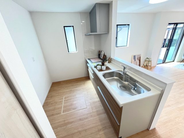 【キッチン】 | 福岡市西区拾六町4丁目　B号棟（全2棟）【仲介手数料無料・0円】 | 施工例。施工例は完成時と異なる場合があります。
