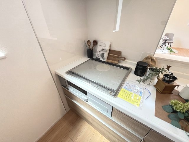 【キッチン】 | 福岡市西区拾六町4丁目　B号棟（全2棟）【仲介手数料無料・0円】 | 施工例。施工例は完成時と異なる場合があります。