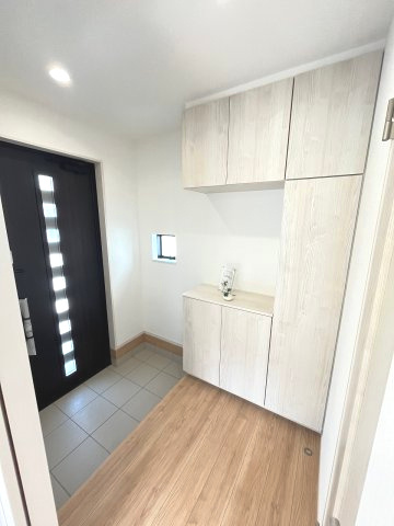 【玄関】 | 福岡市西区拾六町4丁目　B号棟（全2棟）【仲介手数料無料・0円】 | 施工例。施工例は完成時と異なる場合があります。