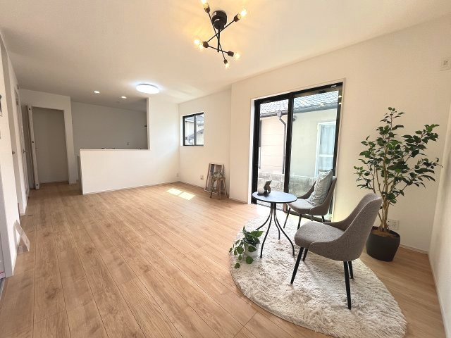 【居間・リビング】 | 福岡市西区拾六町4丁目　B号棟（全2棟）【仲介手数料無料・0円】 | 施工例。リビングです。施工例は完成時と異なる場合があります。