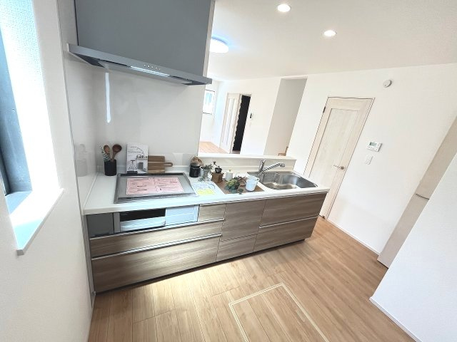 【キッチン】 | 福岡市西区拾六町4丁目　B号棟（全2棟）【仲介手数料無料・0円】 | 施工例。施工例は完成時と異なる場合があります。