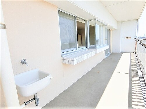 アーバンビュー渚ガーデン・タワーヴィレッジ１番館のバルコニー|南東向きバルコニー・スロップシンク　※2019年12月撮影