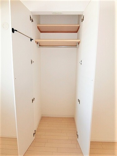 アーバンビュー渚ガーデン・タワーヴィレッジ１番館の収納|洋室（約5.6畳）のクロゼット　※2019年12月撮影