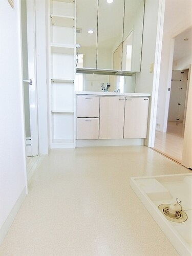 アーバンビュー渚ガーデン・タワーヴィレッジ１番館の洗面所|三面鏡付き洗面化粧台・リネン庫　※2019年12月撮影