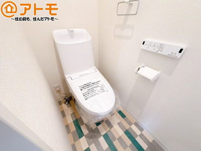 【トイレ】 | 葵区羽鳥四丁目　戸建　全1棟 | 清潔感のあるトイレです♪棚も設置されているので、掃除用具や消耗品なども収納可能です！