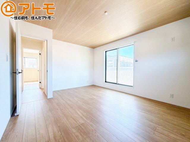 【寝室】 | 葵区羽鳥四丁目　戸建　全1棟 | バルコニーに面したお部屋なので、布団などの大きなものも楽々干せます♪