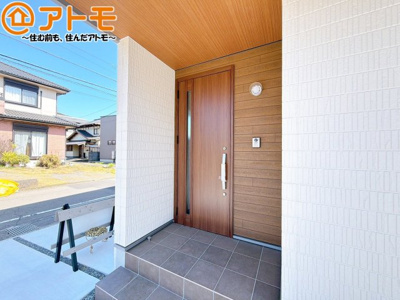 【玄関】 | 葵区羽鳥四丁目　戸建　全1棟 | 落ち着いた色合いの玄関はダブルロックで防犯性に優れた仕様になっています♪