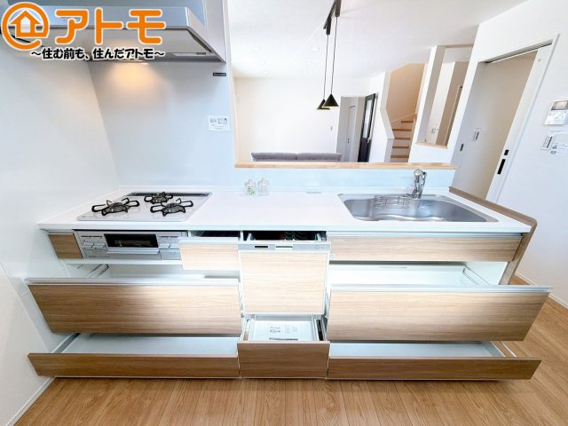 【キッチン】 | 葵区羽鳥四丁目　戸建　全1棟 | 大きなシンクはフライパン等も洗いやすく、蛇口は用途に合わせてシャワーとストレートの切替えが可能です♪