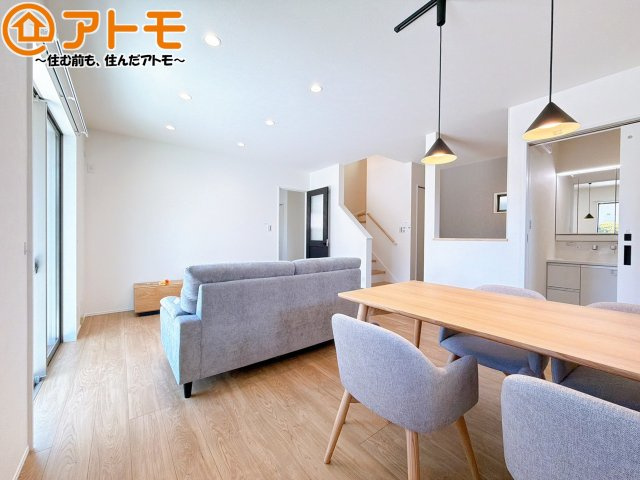【居間・リビング】 | 葵区羽鳥四丁目　戸建　全1棟 | 日当たりのよいリビングは、一年を通してぽかぽかとしています。家族が自然と集まる空間になりそうですね♪