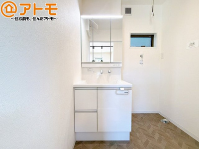 【独立洗面台】 | 葵区羽鳥四丁目　戸建　全1棟 | 壁付け水栓の洗面台は水垢がたまりにくく、お掃除がしやすいですね♪