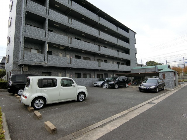 グレース南茨木の駐車場
