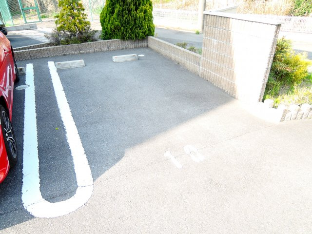 高槻市中川町のアパートの駐車場