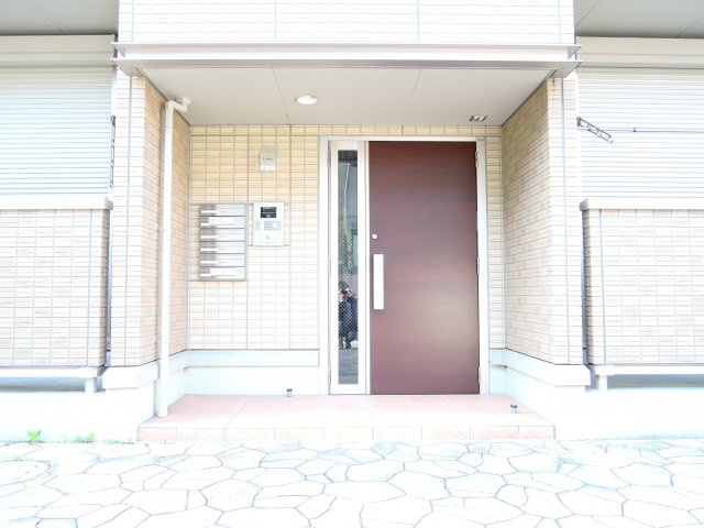 高槻市中川町のアパートのエントランス