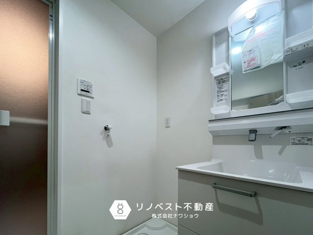 八戸ノ里グランドマンションB棟の洗面所|キッチンに面しているので、朝の忙しい時間も家事と身支度がスムーズに行えます◎