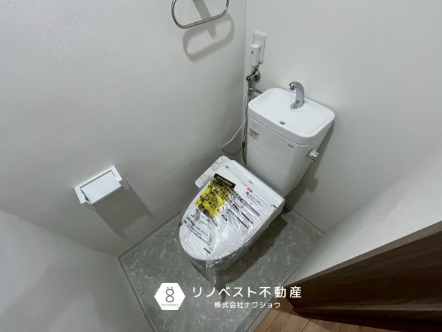 八戸ノ里グランドマンションB棟のトイレ|温水洗浄機能付きなので、いつでも温かい状態でお使いいただけます◎