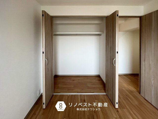 八戸ノ里グランドマンションB棟の収納|奥行きのある大容量のクローゼット。
嵩張るアウターもすっきり片付きますね♪