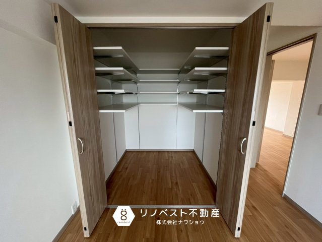 八戸ノ里グランドマンションB棟の収納|可動棚付きのウォークインクローゼット。
幅を取るキャリーケースも楽々収納可能です◎
