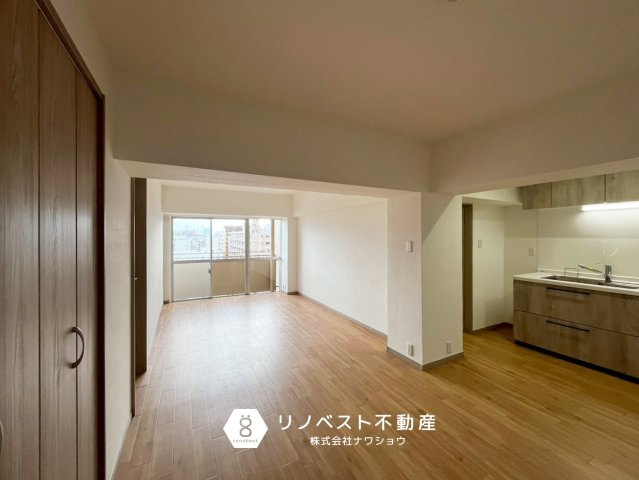 八戸ノ里グランドマンションB棟の居間・リビング|約13.5帖のLDK。
キッチン横は洗面所になっており、家事動線がスムーズです◎