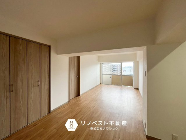 八戸ノ里グランドマンションB棟の居間・リビング|南向き採光につき陽当たり良好です♪
窓辺で家族団らんを楽しめます◎