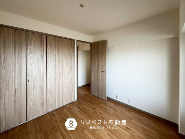 八戸ノ里グランドマンションB棟の洋室|約4.5帖の洋室。
玄関入ってすぐにあり、大容量のクローゼット完備。