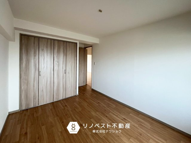 八戸ノ里グランドマンションB棟の洋室|約6.5帖の洋室。
ウォークインクローゼット完備で、洋服好きさんにおすすめです♪