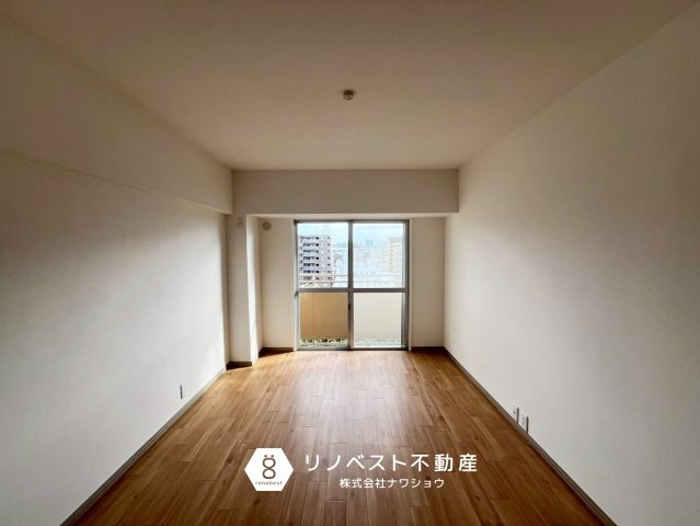 八戸ノ里グランドマンションB棟の洋室|約6.75帖の洋室。
バルコニーに面しており、リビングとの動線もスムーズです◎