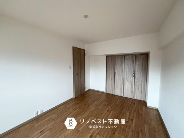 八戸ノ里グランドマンションB棟の洋室|リビング横の洋室なので、お子様の遊び場としておすすめ♪
南向きにつき1日中陽当たり良好です◎