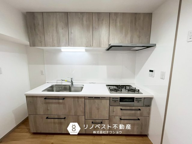八戸ノ里グランドマンションB棟のキッチン|食洗機付きで家事の手間も省けるので、忙しい家族でも安心。
収納が大容量な点も嬉しいポイントですね♪