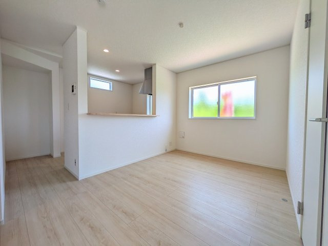 八王子市　泉町　新築一戸建て　２６期の居間・リビング|～17.6帖の明るいLDKで、家族団欒の時間をお過ごしいただけます～