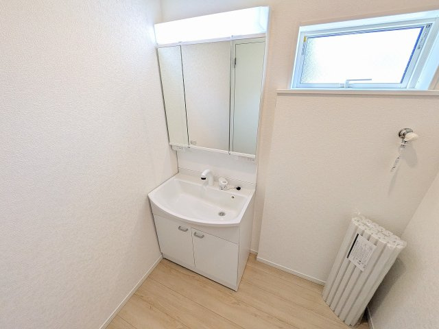 八王子市　泉町　新築一戸建て　２６期の独立洗面台|～３面鏡付きの独立洗面台　細々している物をスッキリ収納出来ます～