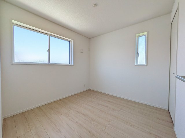 八王子市　泉町　新築一戸建て　２６期の洋室|～2階4.5帖の洋室　2面採光で明るく風通しの良いお部屋です～
