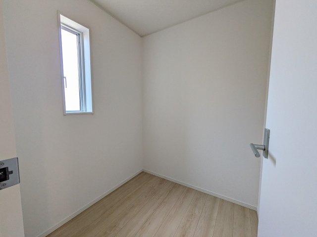 八王子市　泉町　新築一戸建て　２６期の洋室|～2階2.0帖の納戸　収納は勿論、書斎やランドリールームなど大活躍～
