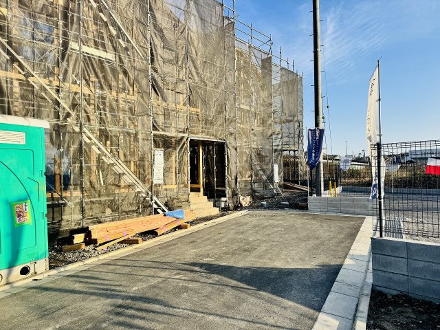 八王子市　泉町　新築一戸建て　２６期の前面道路含む現地写真|～南西側4.5ｍ道路に面しています～