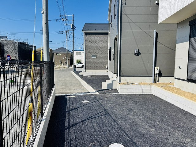 八王子市　泉町　新築一戸建て　２６期の前面道路含む現地写真|～南西側4.5ｍ道路に面しています～
