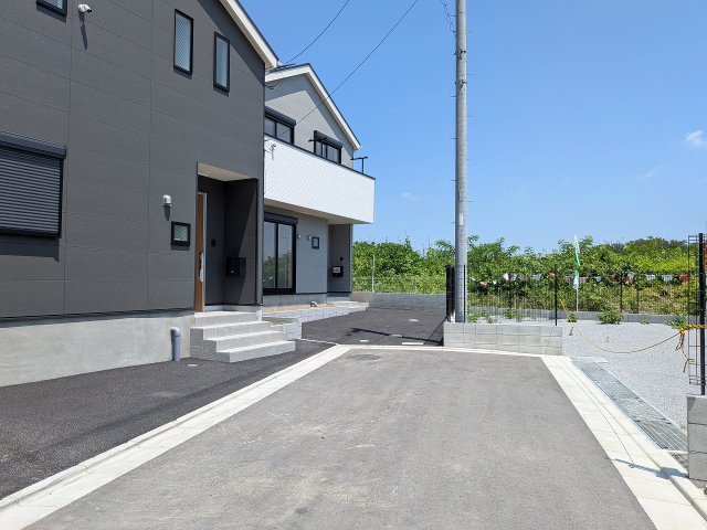 八王子市　泉町　新築一戸建て　２６期の前面道路含む現地写真|～南西側4.5ｍ道路に面しています～
