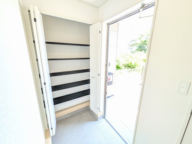 八王子市　泉町　新築一戸建て　２６期の玄関|～大容量収納可能なシューズボックス～
