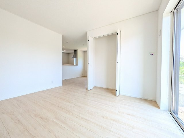 八王子市　泉町　新築一戸建て　２６期の居間・リビング|～17.6帖の明るいLDKで、家族団欒の時間をお過ごしいただけます～
