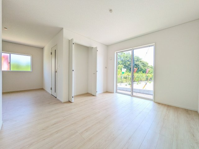 八王子市　泉町　新築一戸建て　２６期の居間・リビング|～17.6帖の明るいLDKで、家族団欒の時間をお過ごしいただけます～