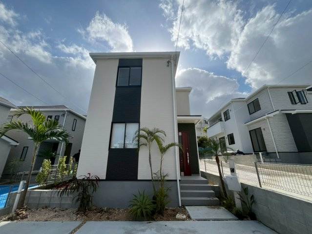 ハートフルタウン与那原町与那原　全4棟の玄関