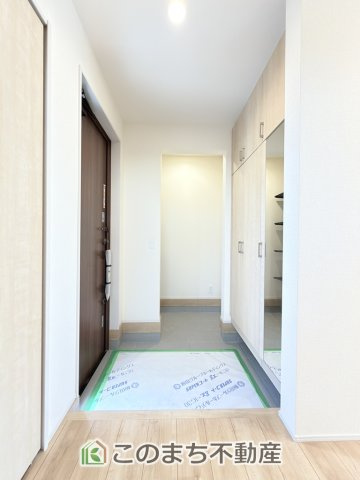 ブルーミングガーデン宇都宮市清住3丁目の玄関|広々とした玄関スペース♪たくさんの靴を収納できる下駄箱もございます。