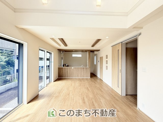 ブルーミングガーデン宇都宮市清住3丁目の居間・リビング|迫力のあるリビング用意しています。
