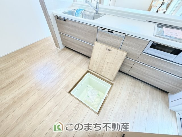 ブルーミングガーデン宇都宮市清住3丁目の収納|キッチンには床下収納を備え、食品や日用品のストック収納に便利。すっきり片付く使い勝手の良い設備です。
