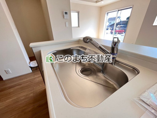 【キッチン】 | ブルーミングガーデン宇都宮市清住3丁目　2号棟 | 同社施工物件の写真です。※建具やフローリング、その他仕様が違う場合がございます。