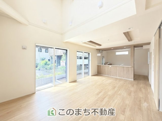 ブルーミングガーデン宇都宮市清住3丁目の居間・リビング|開放感のある広々としたリビング☆家族みんなでゆったりくつろげます♪
南側から暖かな日差しが差し込みます♪キッチンからリビングの様子がよく見渡せます☆